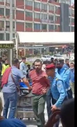 स्वदेश फर्किएका एक युवकमाथि प्रहरीले लछारपछार गरेको भिडिओ सामाजिक सञ्जालमा भाइरल