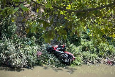 काठमाडौंको धोबिखोलामा स्कुटर खस्यो
