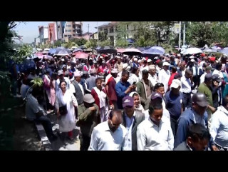 शिक्षकहरूको आन्दोलनमा ऐक्यबद्धता जनाउन पुगेका नेताहरुलाई नाराबाजी  गर्दै, यहाँ होइन संसदमा बोल्न आग्रह 