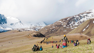 उत्तरी गोरखाको छेकम्पारका बासिन्दा यार्सागुम्बा टिप्न लेकतिर जादै