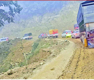 बर्षाका कारण  चिप्लो हुँदा नारायणगढ–बुटवल सडक दाउन्नेमा  यातायात आवागमनमा अवरुद्ध
