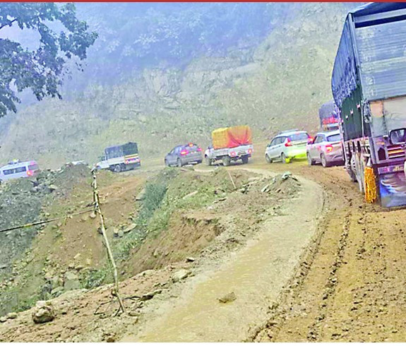 बर्षाका कारण  चिप्लो हुँदा नारायणगढ–बुटवल सडक दाउन्नेमा  यातायात आवागमनमा अवरुद्ध