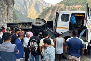 मुग्लिन -नारायणगढ सडक तुईन खोलामा ट्रक पल्टिँदा बाटो पूर्णरूपमा अवरुद्ध