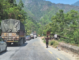 तुइनखोलामा ट्रक पल्टिँदा  अवरुद्ध भएको सडक केही समय अघिबाट एकतर्फी सञ्चालन हुदै