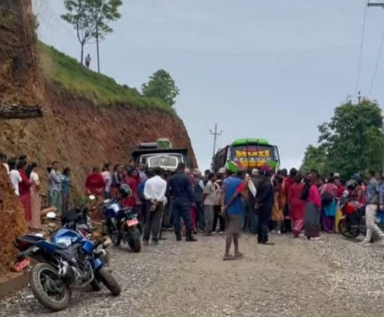 गोरखा फिनाममा बसको ठक्करले ७ बर्षीय बालिकाको मृत्यु, आमाको अवस्था गम्भीर