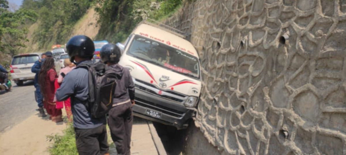 काठमाडौंबाट गोरखा जादै गरेको  माइक्रो गजुरीमा दुर्घटना हुदा ५जना घाइते 