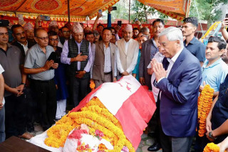 कांग्रेसका सभापति देउवाले पूर्वमन्त्री शास्त्रीको पार्थिव शरीरमा माल्यार्पण गरे 