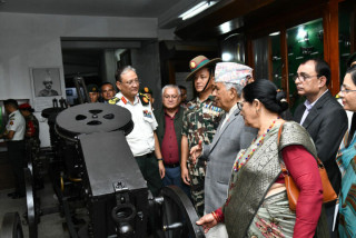 राष्ट्रपति पौडेलले छाउनीको नेपाली सेना सैनिक संग्रहालयको अवलोकन 