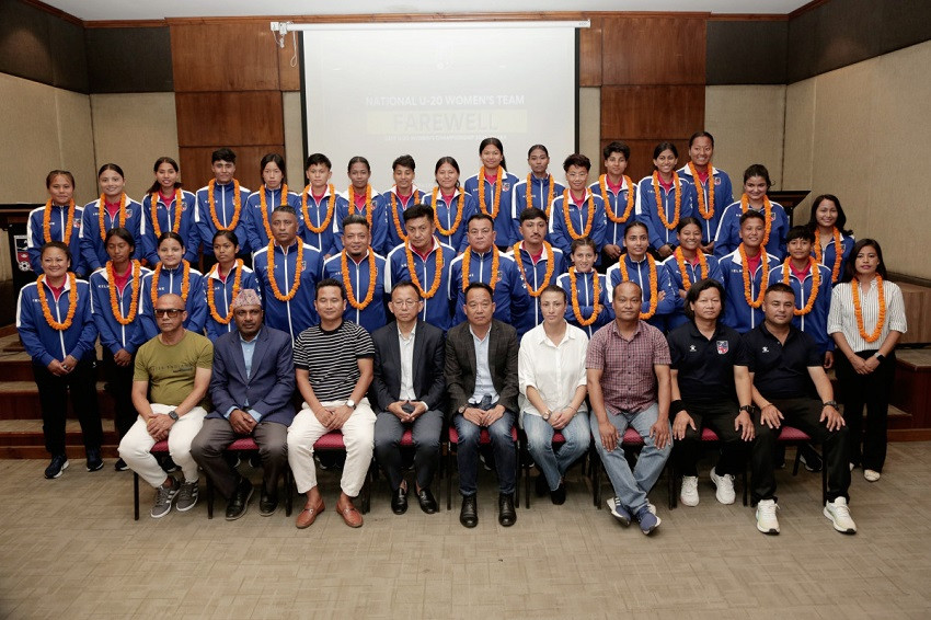बङ्गलादेश जाने नेपाली  २० वर्षमुनिको महिला फुटबल  टोलीलाई बिदाइ