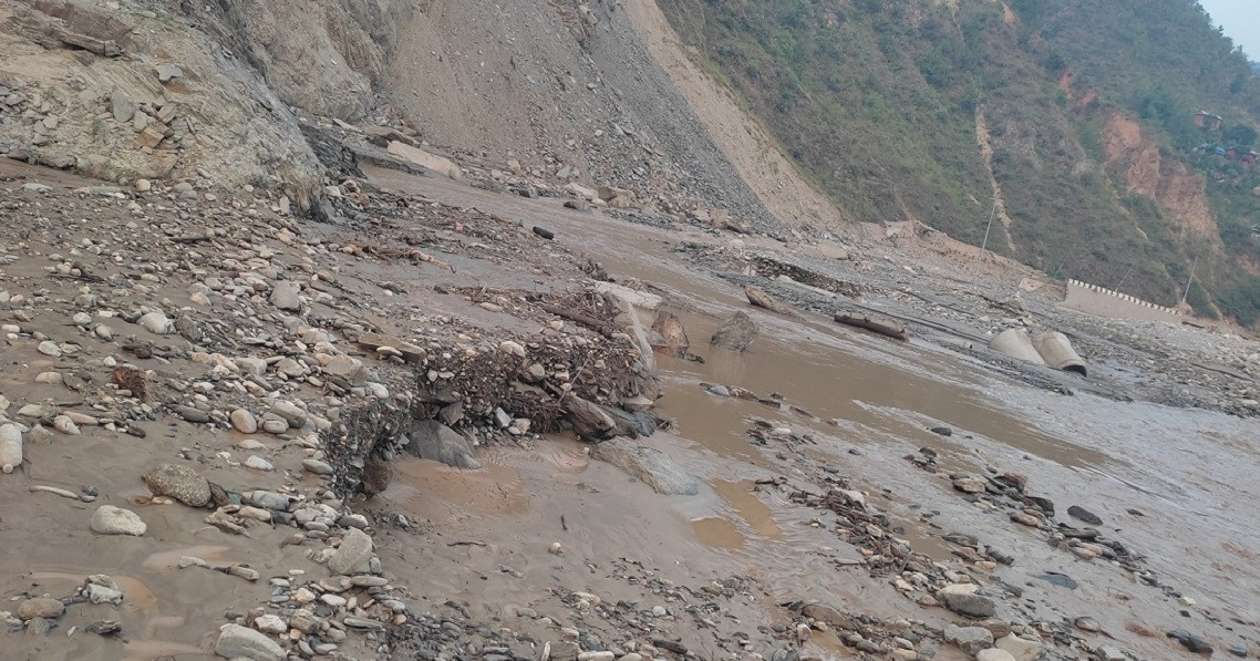 बाढी पहिरोले १० राजमार्ग अवरुद्व 