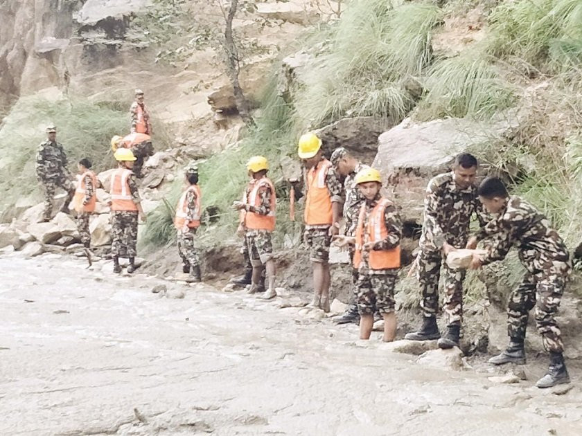  पहिरोका कारण अवरुद्ध भएको सडक सफा गर्दै नेपाली सेनाहरु