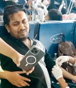 क्यानडा, इजरायल र अस्ट्रेलिया जान हिडेका गायक  सेञ्चुरी  विमानस्थल पुगे पछि बिरामी,अहिले केएमसीमा भर्ना