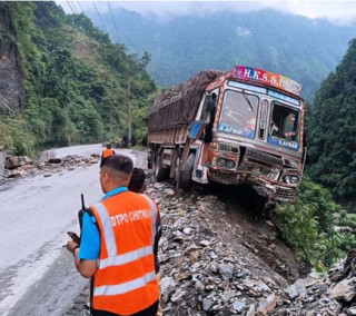  मुग्लिन सडक खण्डमा गुडिरहेको ट्रकमा ढुङ्गा खस्दा तीन जना घाइते 