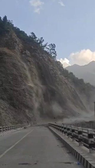तुइन खोलामा पहिरो रोकीएना