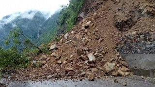 अविरल वर्षासँगै भिन्नभिन्न स्थानमा पहिरो खस्दा प्रमुख राजमार्ग अवरुद्ध, जोमसोम–कोरोला खण्ड र म्याग्दीमा बेनी–दरवाङ सडक पनि पूर्ण रुपमा अवरुद्व 