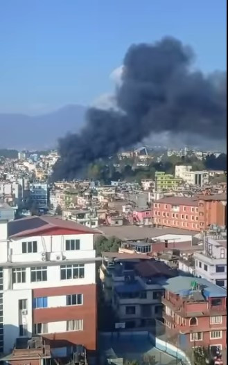 काठमाडौंको गैरीगाउँस्थित काठ गोदाममा भीषण आगलागी