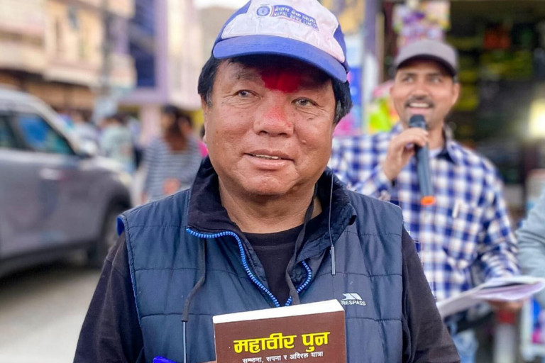सांसद जितेका महावीर पुन फेरि सडकमा किताब बेच्दै, जनताले असन्तुष्टि जनाए