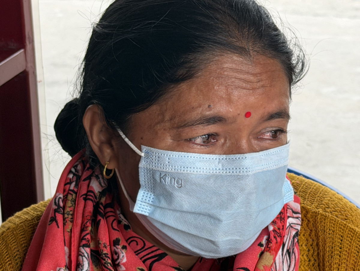 बैसाखी टेकेर छोरीको भविष्य खोज्दै सुकुम्बासी महिलाको पीडा