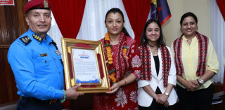लुटेरा समूहलाई प्रतिकार गर्ने सञ्जिता शाक्यलाई आईजीपी कार्कीद्वारा सम्मान