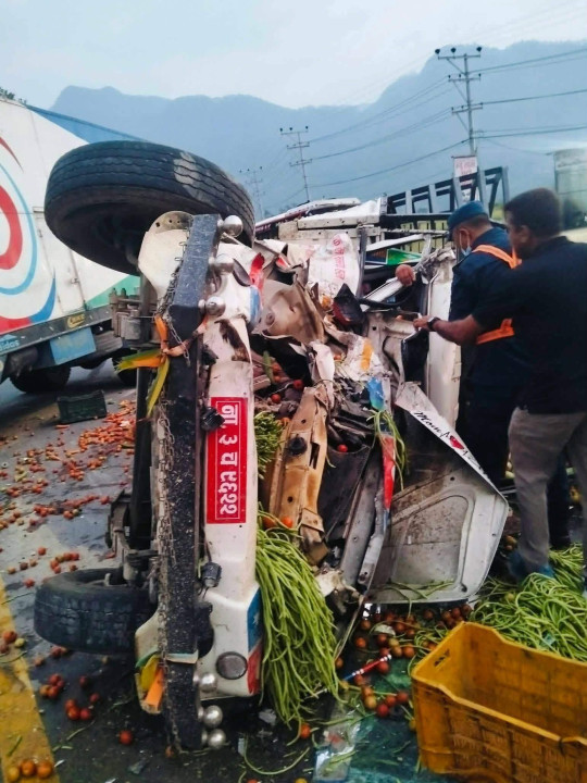 आँबुखैरेनीमा बोलेरो र कन्टेनर ठोक्किँदा दुई घाइते, एकको अवस्था गम्भीर