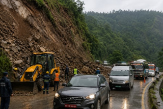 पहिरो पन्छाइएपछि चितवनतर्फको सडक सञ्चालनमा, सवारी आवागमन पुनः सुचारु