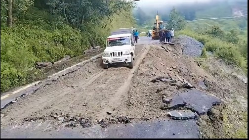 घ्याम्पेशाल–ताकुकोट सडक पाँच दिनदेखि अवरुद्ध, स्थानीयलाई सास्ती