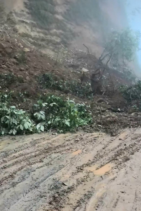 गोरखाको कटुसघारीमा पहिरो, गोरखा–घ्याम्पेशाल सडक अवरुद्ध