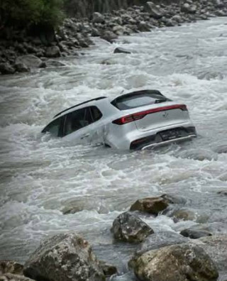 रसुवामा त्रिशूली नदीमा खस्यो ‘अन टेस्ट’ ईभी भ्यान, चालक बेपत्ता