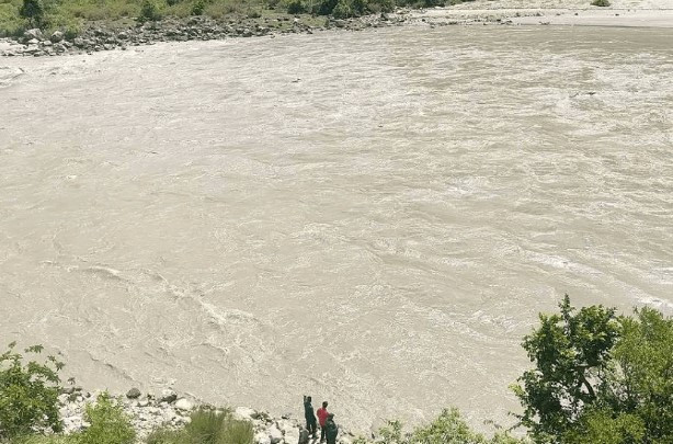 छिन्चु–जाजरकोट सडकखण्डमा जिप भेरी नदीमा खस्यो