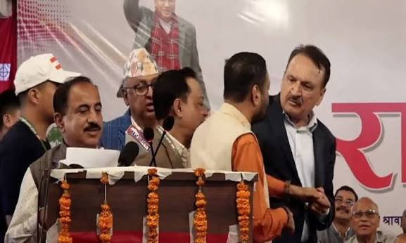 धर्मको विषयमा कांग्रेसको इतर समूहको भेलामा विवाद, निधि–महतबीच मञ्चमै खोसाखोस