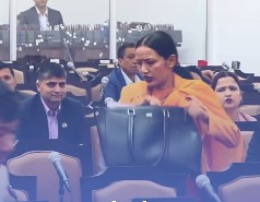 सभामुखले ‘मर्यादामा बस्नुस्’ भनेपछि जुरुक्क उठिन् आशिका तामाङ, संसदबाट बाहिरिइन्