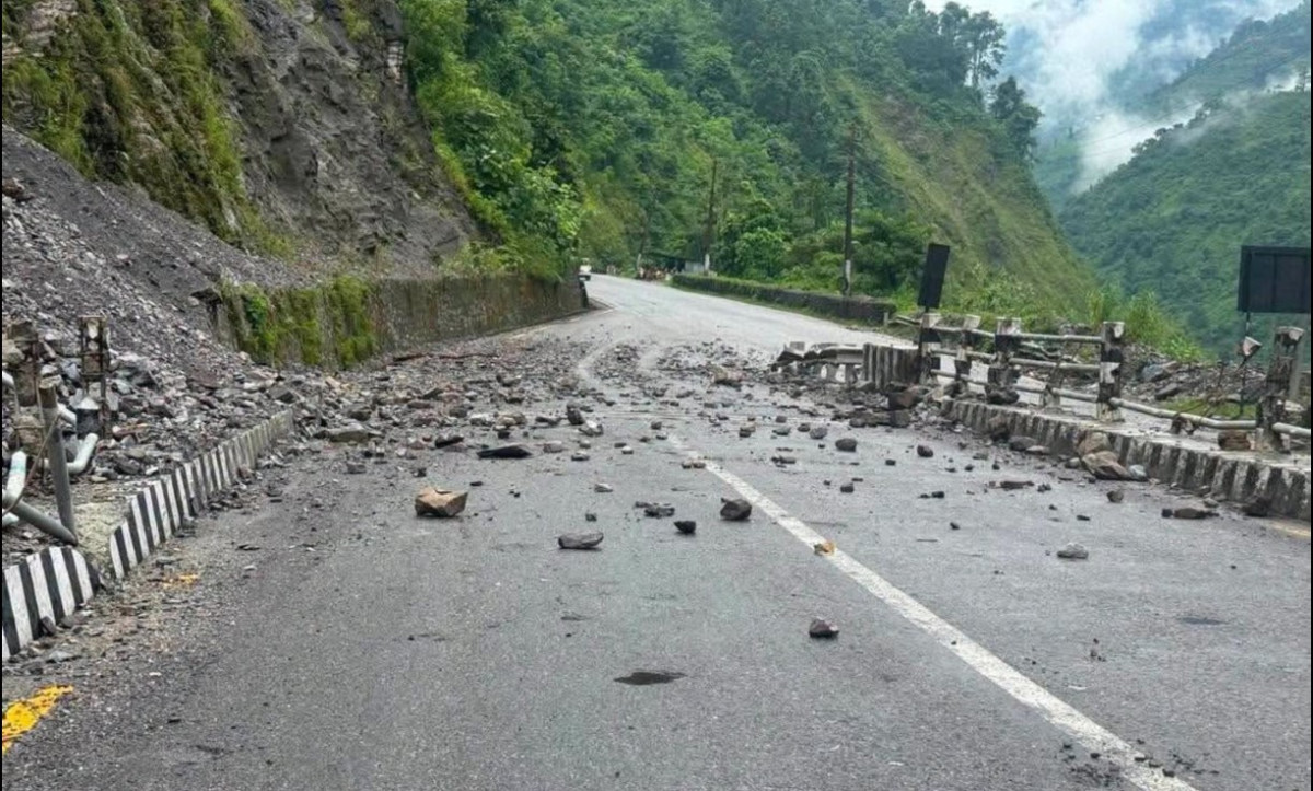 मुग्लिन–नारायणगढ सडकमा पहिरोको जोखिम, नाम्सी खोला पुलनजिक ढुंगा खसे