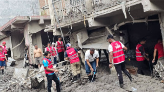 त्रिशूली बजारमा बाढीपछि वाईसिएलको श्रमदान, प्रभावित घरमा सरसफाइ