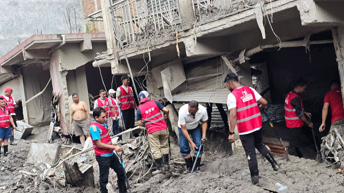 त्रिशूली बजारमा बाढीपछि वाईसिएलको श्रमदान, प्रभावित घरमा सरसफाइ