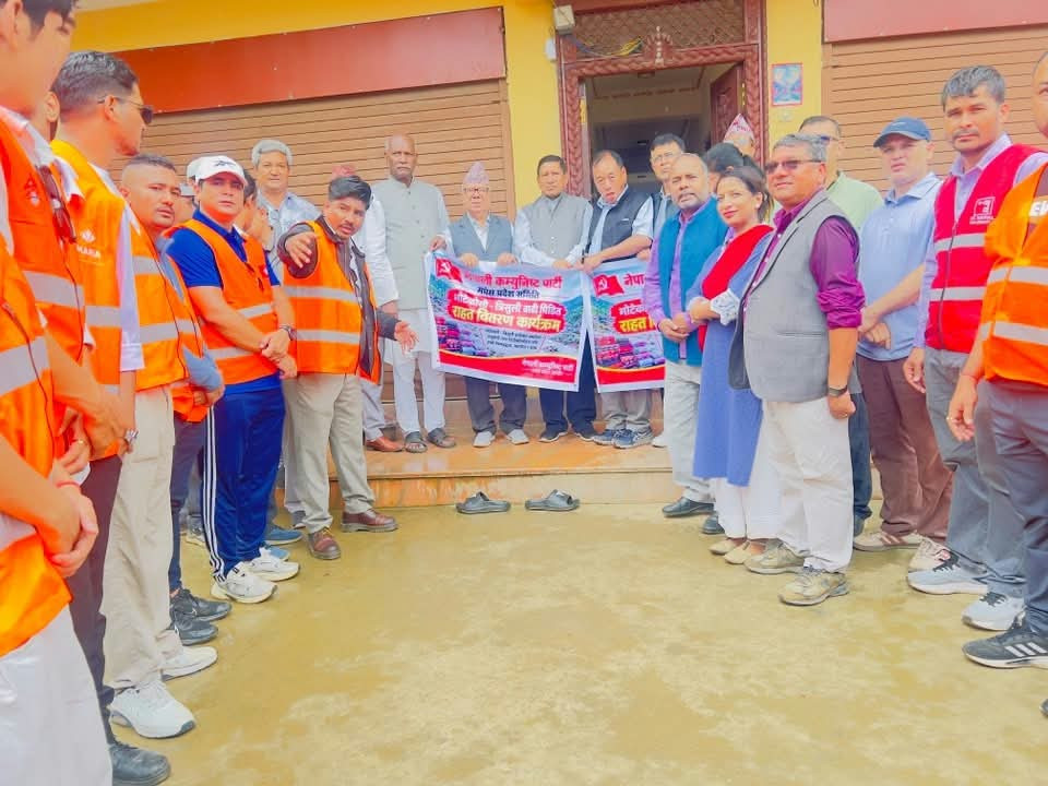 भोटेकोशी बाढीपीडितलाई नेकपाका वरिष्ठ नेता र युवा संघको राहत