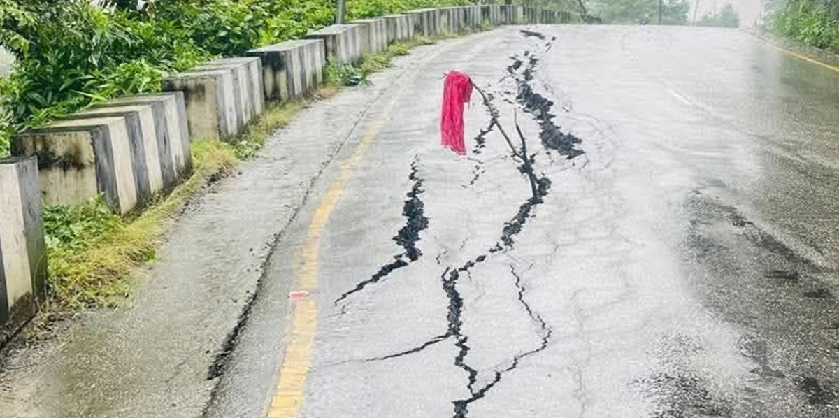 त्रिशूलीको कटानले सिमलतालमा मुग्लिन–नारायणगढ सडक भासियो, एकतर्फी यातायात