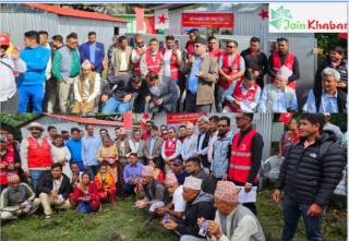 प्रचण्डद्वारा वाईसीएलले निर्माण गरेका २१ अस्थायी आवास हस्तान्तरण, पीडित भन्छन्– ‘हाम्रा लागि यो सिंहदरबार हो’