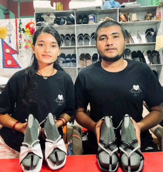 गाउँमै चप्पल उद्योग सञ्चालन गर्दै स्वदेशदेखि विदेशसम्म बजार विस्तार गर्ने अञ्जना–सन्दीप दम्पती